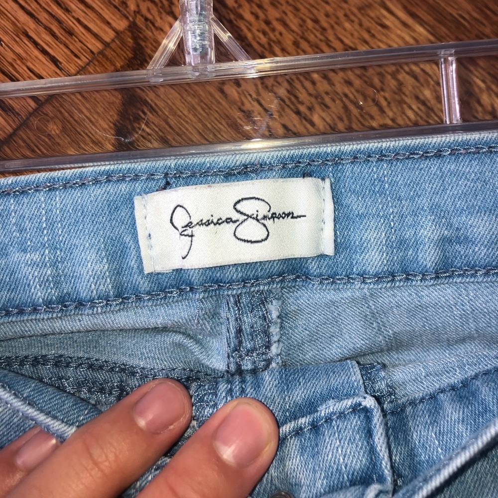 Cropped Light Wash Jeans - Picture 4 of 5